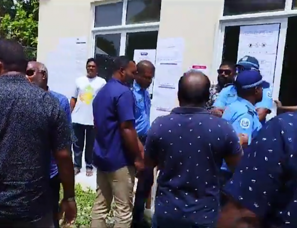 L. Fonadhoo votelaa marukazakun kuruhaafaivaa karudhaaheh dhookuri massala fenmathivejje