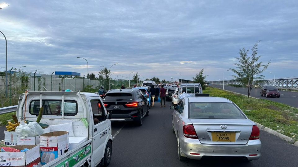 Highway gai accident eh hingai Sinamale Bridge block vejje