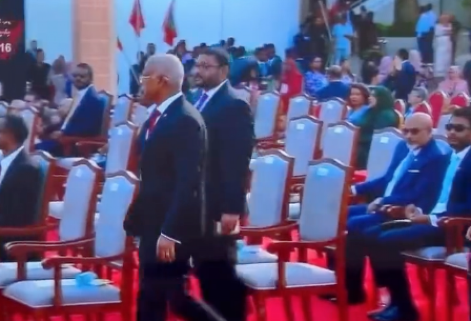 Ghassan's respectful gesture to President Solih draws the attention of many