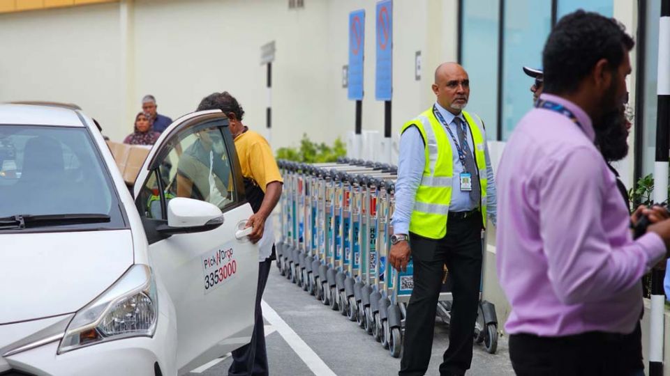 Maadhamaa akee Velana Airport busy dhuvaheh, furaa meehun thin gadi iru kurin airport ah dhiumah edhefi