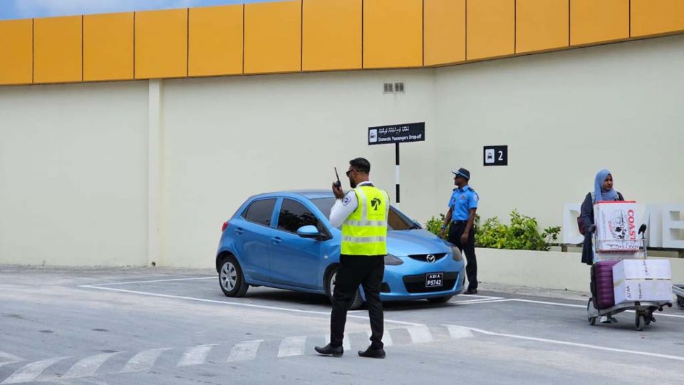 Airport queue ge massala hallukuran fuluhun nukumejje