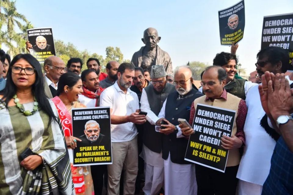 India ge gaanoonu hadhaa majilihuge 141 MP suspend kohffi