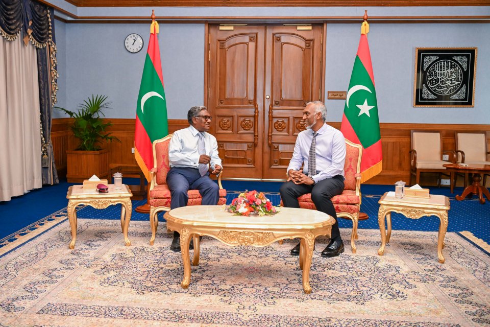 President Muizzu meets with ex-President Waheed, yesterday met Ex-President Maumoon