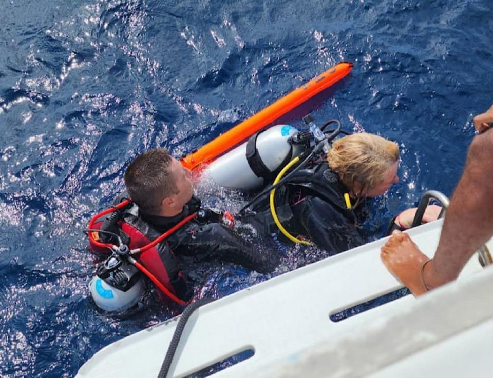 Rescuers save 10 divers & 4 instructors who got swept away