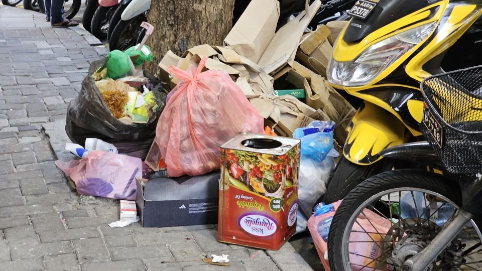 Police promises to take action against those who dump garbage on the streets of Male'