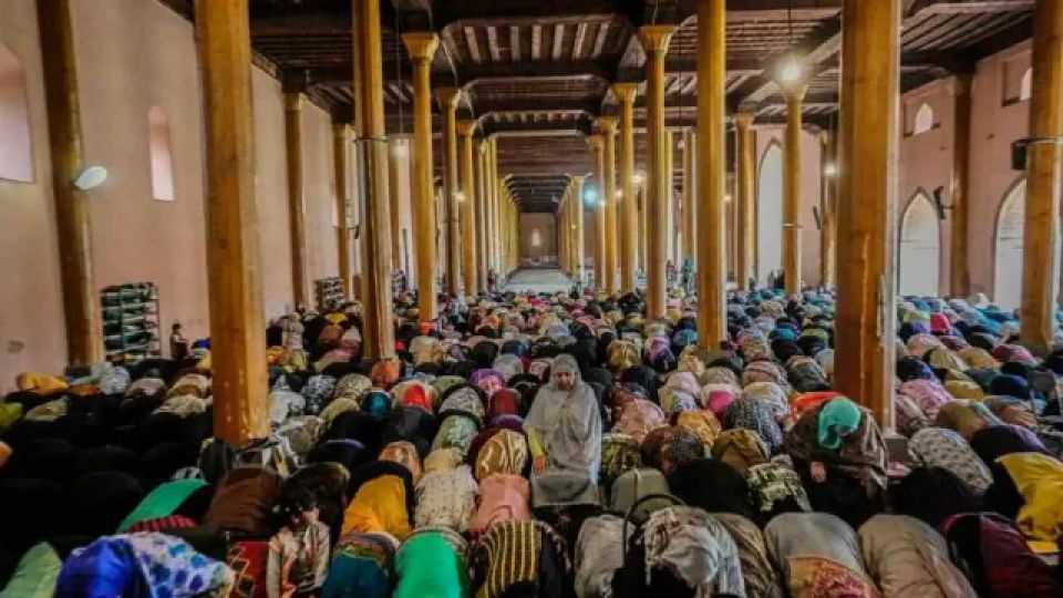 Srinagar ge grand mosque gai hukuru kuriya nudhee, iru ossumun bandhu kuruvanee!