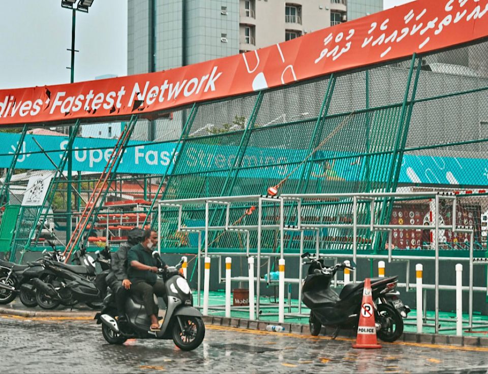 Vissaaraaga maafannu stadium ge fance ah gehlunve, maguge baeh bandhukoffi 