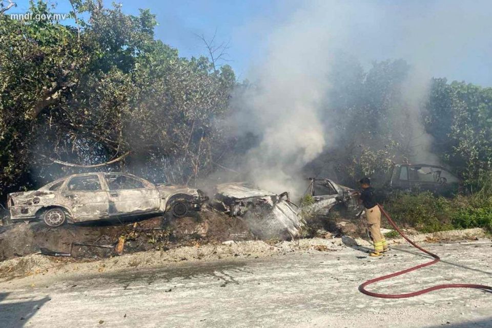 Hithadhoo usgandu sarahadhu gai oiy baa car thakeh gai roavejje