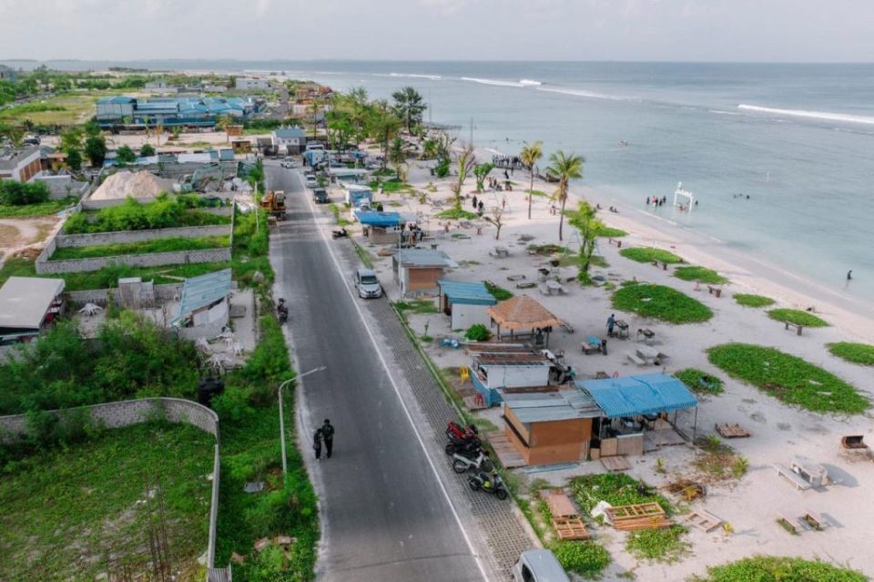 Hulhumale' gai dhiri ulhen dhoo kuri binthaku gai viyafaari kuramun dhiya thanthan bandhu koffi