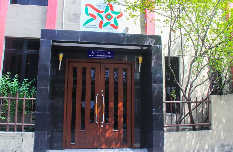 Umraa ah gendhan faisaa nagaa olhuvaali Mash'aru group athun 5 lakka rufiya nagai dheyn court ah