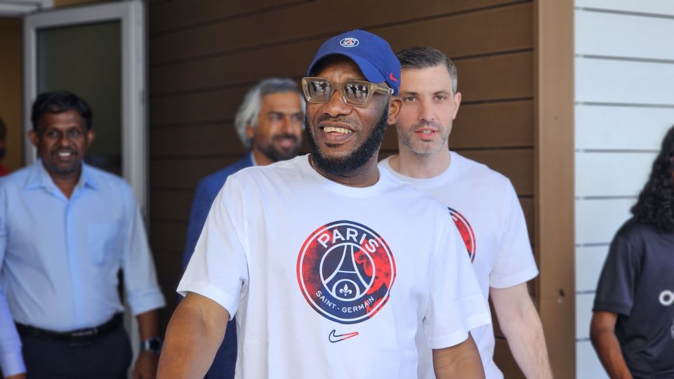 PSG ge legend Okocha, Ooredoo ge dhauvathakah Raajje aun