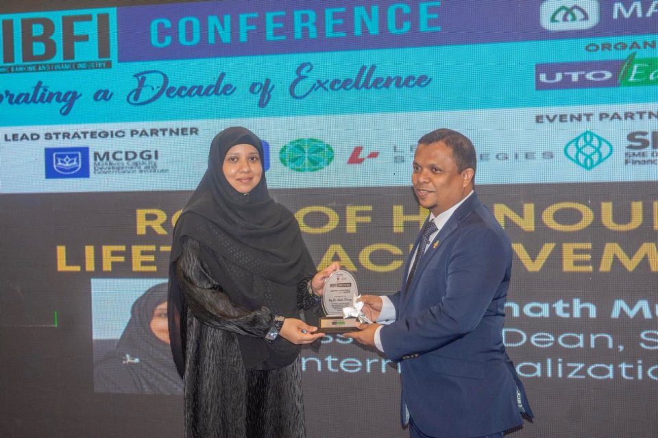 Dr. Muneeza honored with lifetime achievement award for Innovative Islamic Finance Products & Services in the Maldives