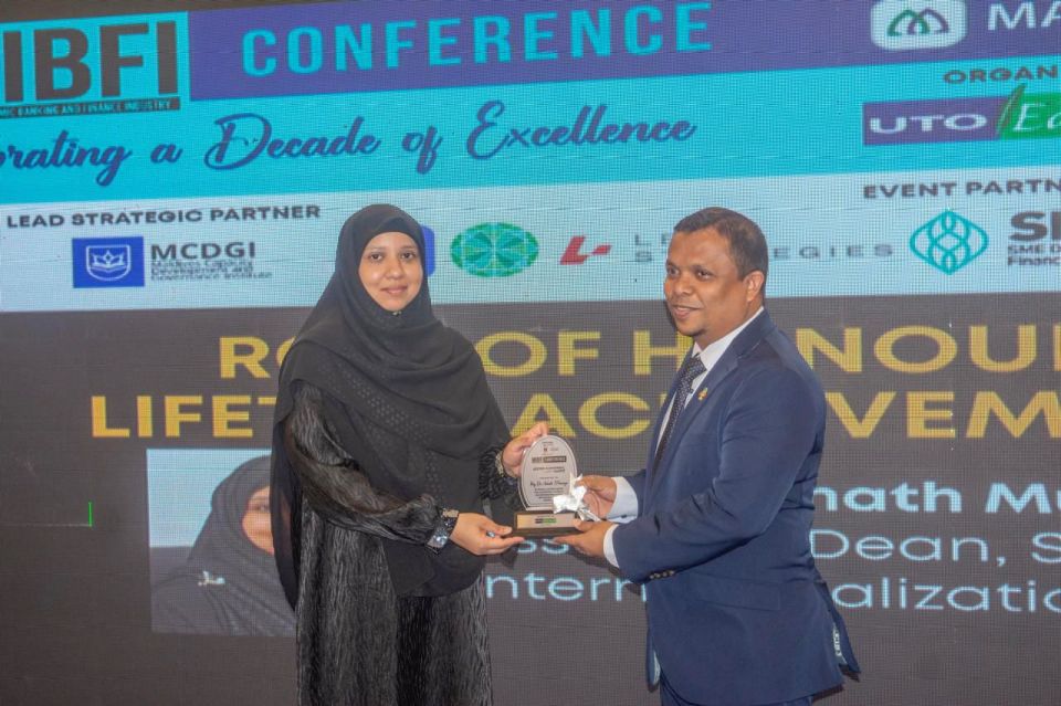 Dr. Muneeza ah lifetime achievement award libivadaigenfi