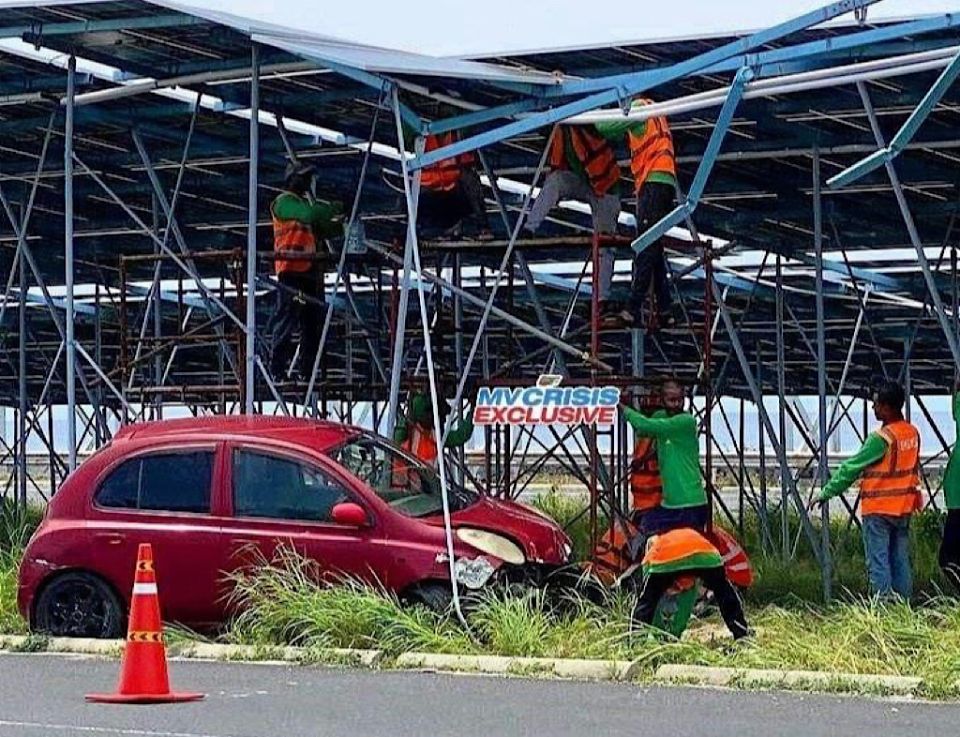 Highway gai huri solar panelthakugai car eh jehi accident eh hingaifi