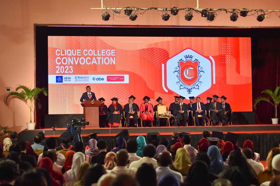 Online koh hingan hudha nuhoadhaa 'Clique College' in course hingaathee, dharinvarunge kanboduvun inthihaaah!