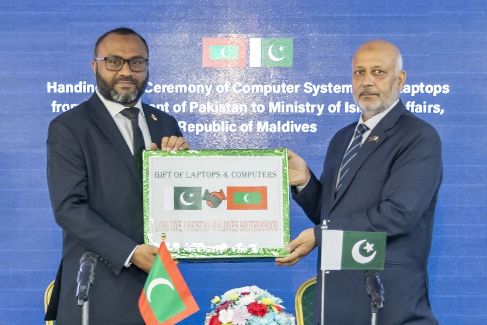 Pakistan in islaamee kanthah thakaa behey vuzaaraa ah 10 computer system aai 7 laptop hadhiyaakohffi 