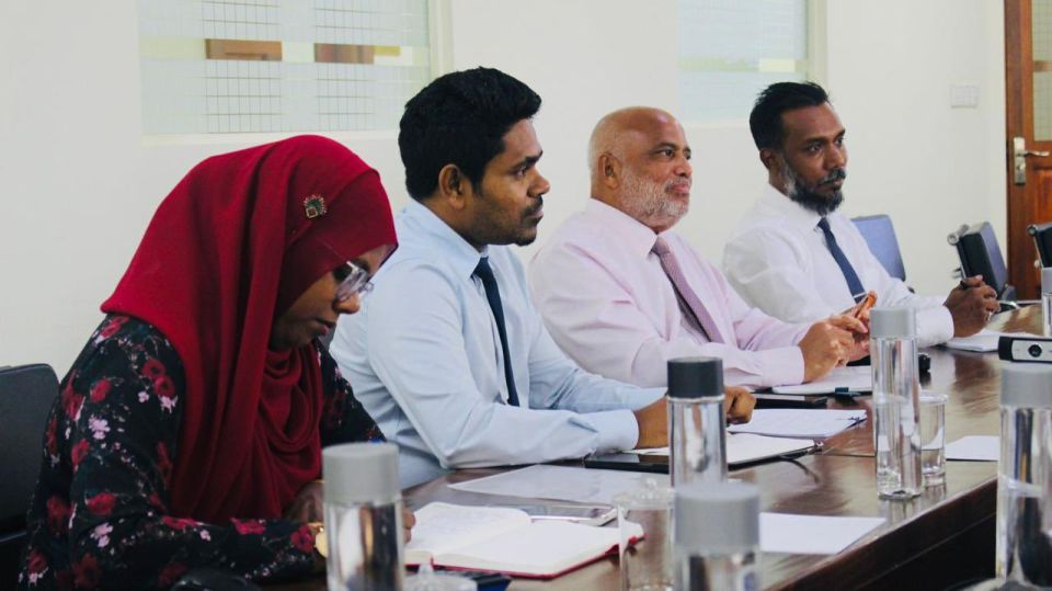 Customs ge muvazzafunnah 100 flat dheyn ninmaifi