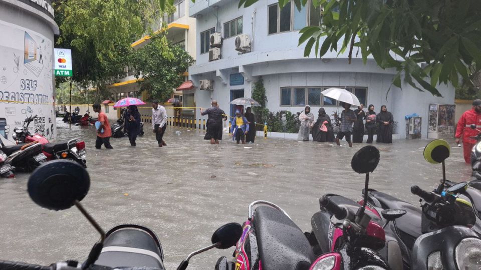 Rajje ah kuramundhaa vissaara: adhives 2 aailaa eh ulhemun dhanee vaguthee hiyaagai