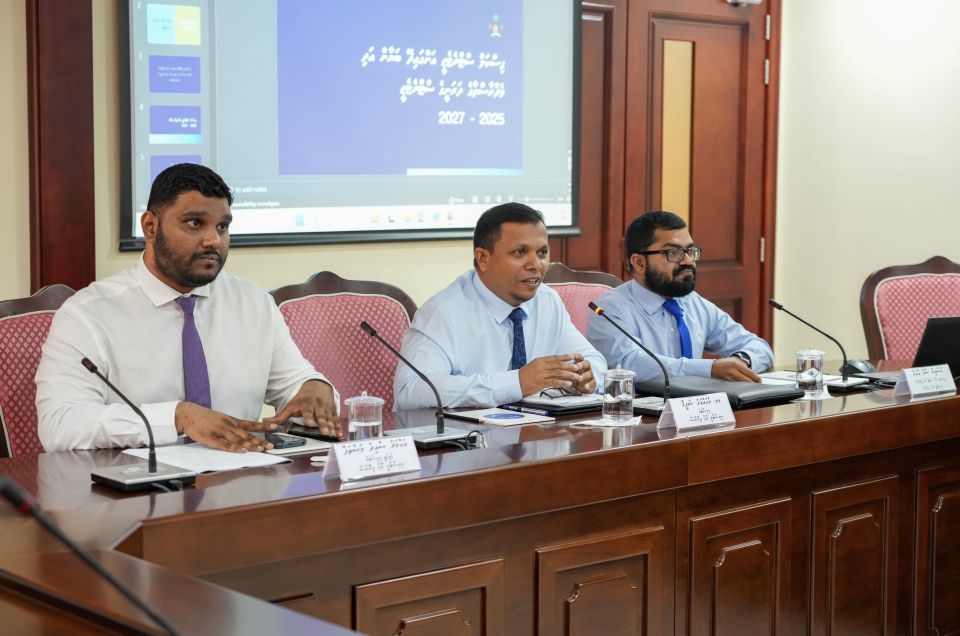 Dharani dhakkan anna aharu 4.6 billion rufiya ge loan eh naganee