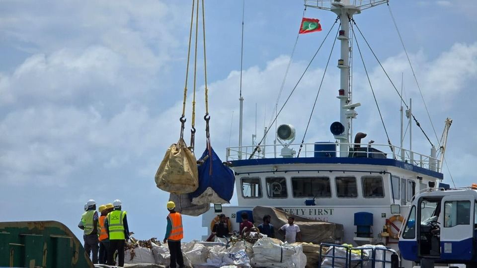 India in mudhaa hifaigen ithuru boat eh Addu ah