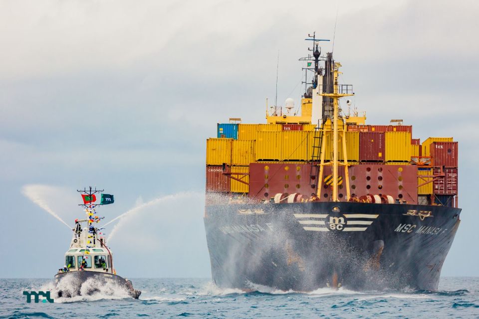 Dhuniyeyge emme bodu cargo shipping line ge boat eh miadhu Raajjeygai bandharu koffi