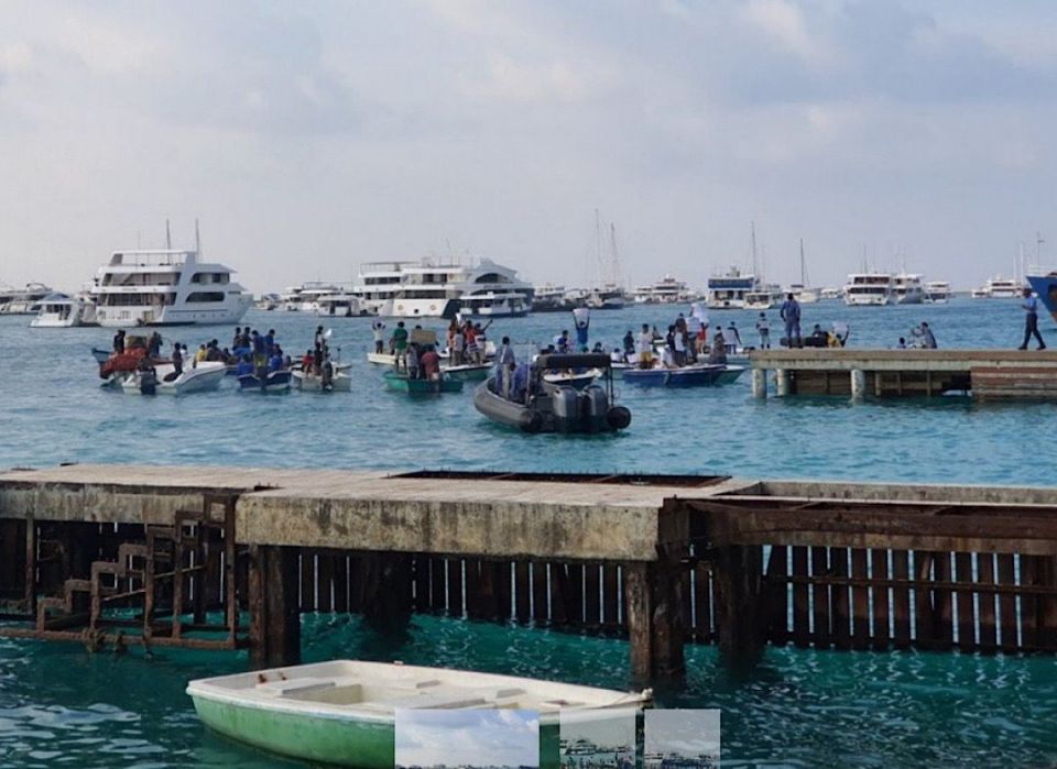 Hulhumale falhu therein niyaavefai ovvaa fenunee Maduhvaree meehe, hashi gandu aailaa aa havaalu koffi