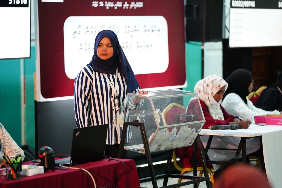 Gulhifalhun goathi libun meehunge medhugai gurunegun feshigen kuri ah dhanee