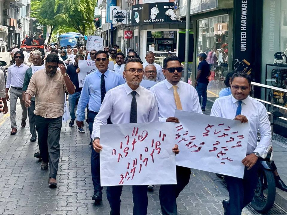 Sarukaarun democracy aai hagguthah gelley gothah gaanoonu badhalukuran kamah bune MDP in muzaaharaa koffi 