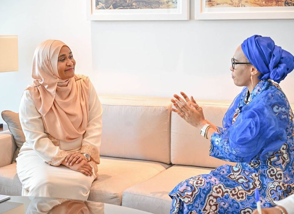 Dhe gaumuge maslahathu himeney kan kamaa gulhey gothun madam Sajidha Gambia ge first lady aa mashvaraa kuravvaifi