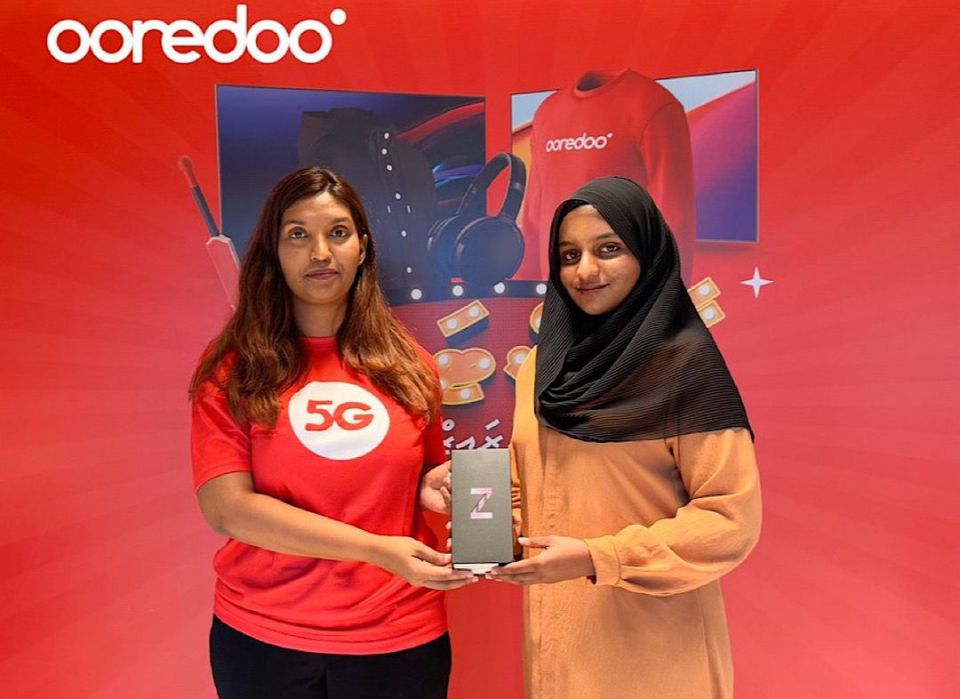 Ooredoo raastas surprise: Moosa Fathuhee ah Samsung Galaxy Zflip phone eh 