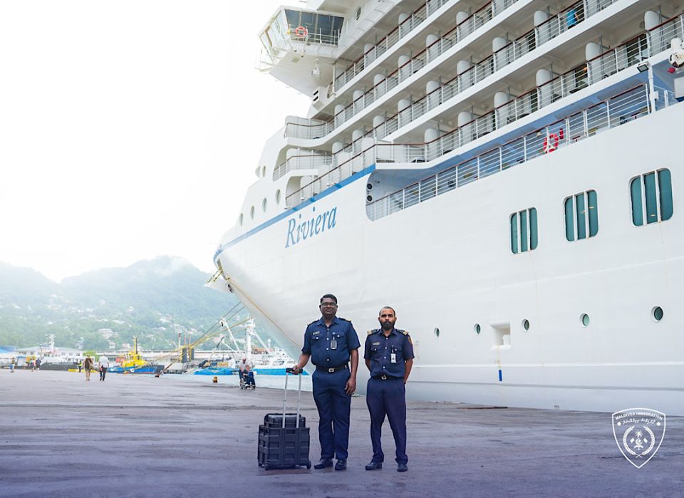 Dhe cruise ship in ai 4000 ah vure gina fathuruverinnah clearance dheefi  