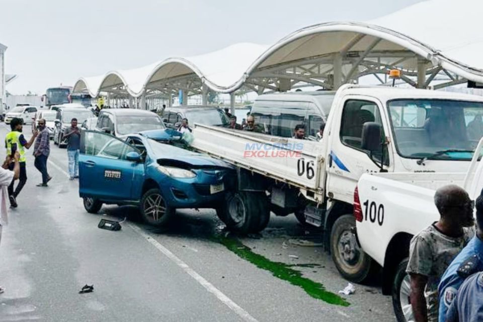 Taxi eh control nuve Velana airportgai nurakkaatheri accidenteh, aniyaavi meehaa ah faruvaa dhenee