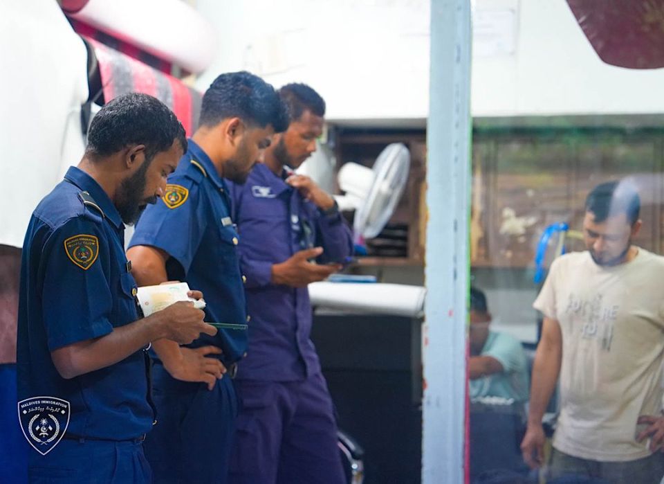 Immigration raid gai iyye ves 4 cafe akun 3 bidheyseeaku athulaigenfi 