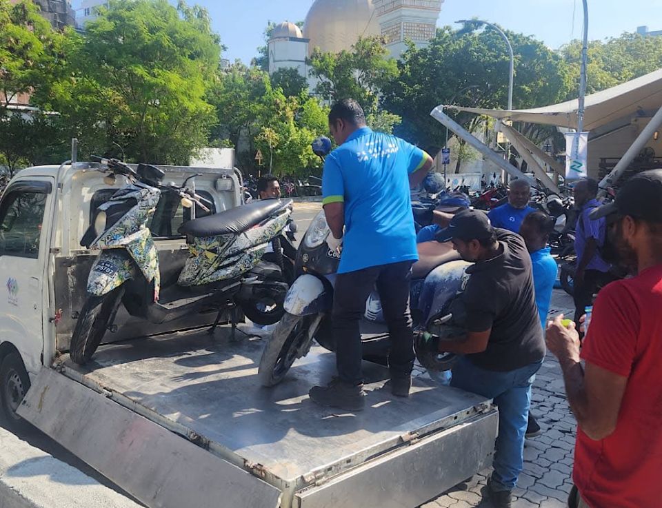 Beynunnukoh gina dhuvasthakeh vandhen male' magumatheegai huri 235 vehicle tow kohfi