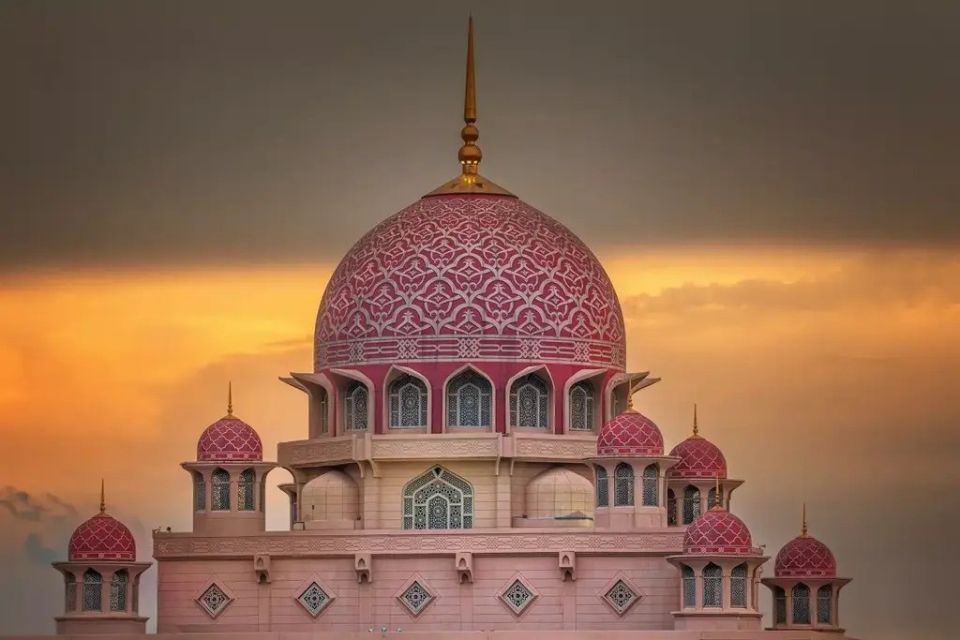 Pink dome Putra mosque: ehfaharaa 15,000 meehunnah namaadhu kurevey furihama miskitheh