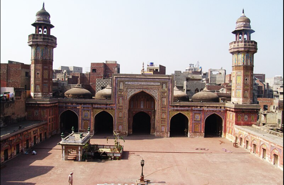 Wazir khan mosque: Miskithuge zeenahtheri kamaai kavi massakathuge sababun mashooru miskitheh