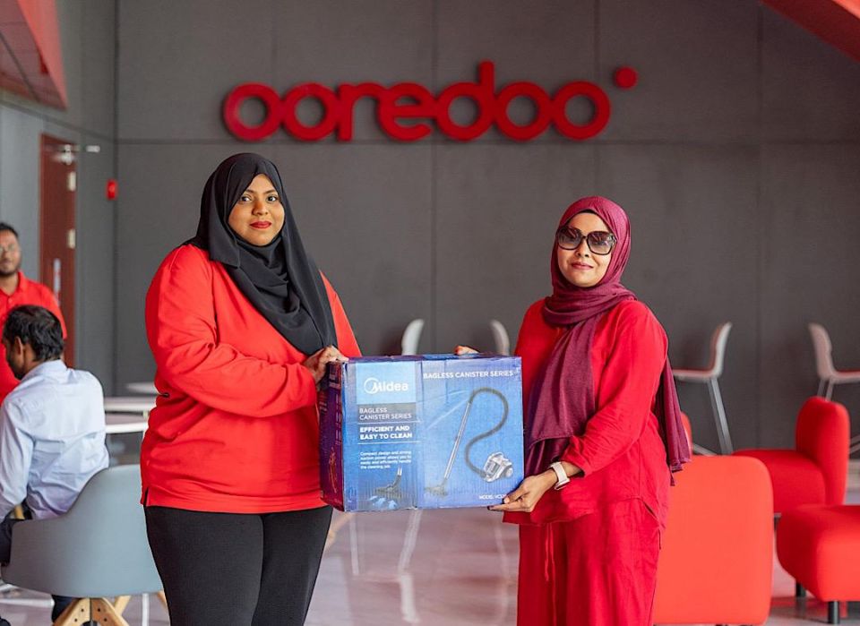 Ooredoo karaa felhun: Fathmath Rishfa ah vacuum cleaner eh 