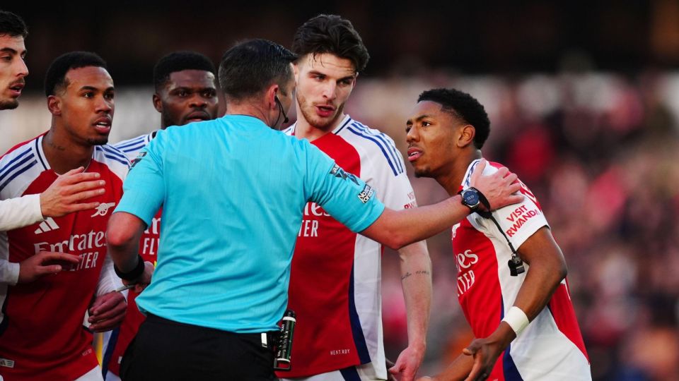 English Premier League: Match thakugai refereeinaa vaahaka dhekkeynee hama ekani captanunnah