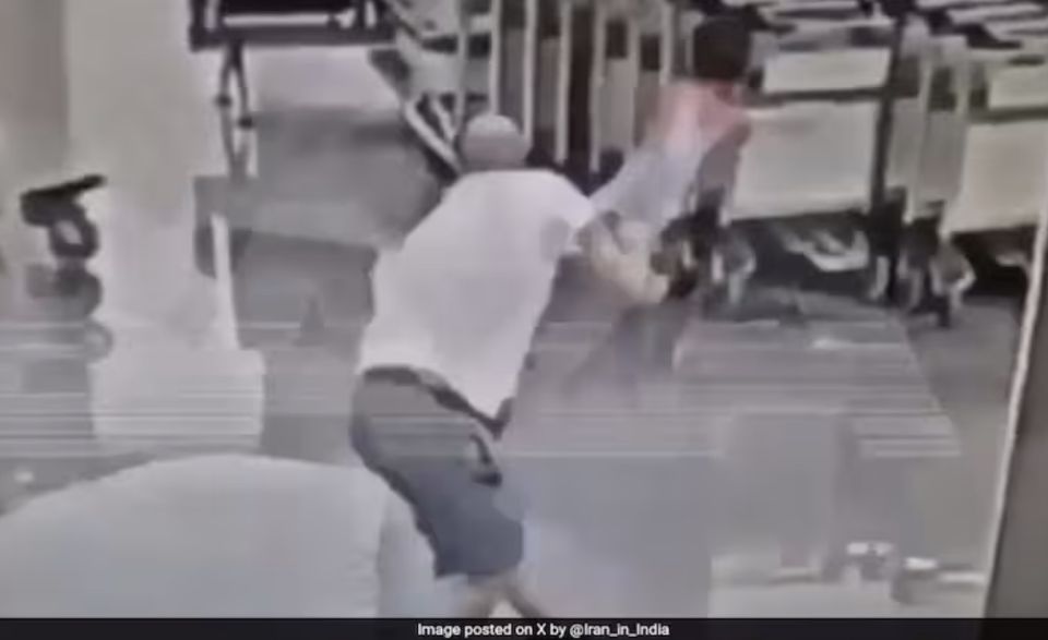 Moscow airport gai meehaku 2 aharuge Iran kujjaku nagaajaifi, kujja coma eh gai!