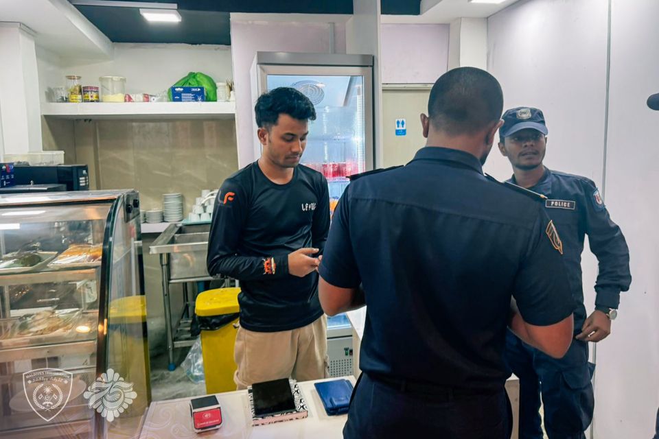 Male' ge cafe eh balaa faaskoh nugavaaidhun ulhemundhiya 5 bidheyseen athulaigenfi 