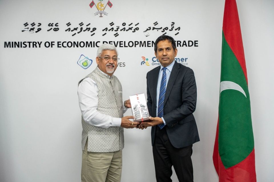 India aa eku viyafaari aai investment fulhaa kuranee