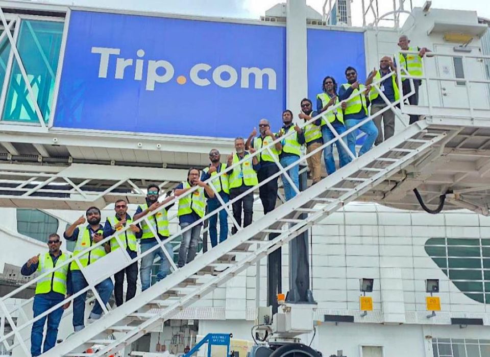 VIA ge aa passenger boarding bridge thah operate kuraane muvazzafun thamreenu koffi  