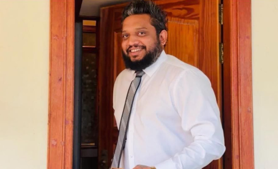 Kulhudhuffushee airport ge assistant manager, Ahadhu hayyarukoffi 
