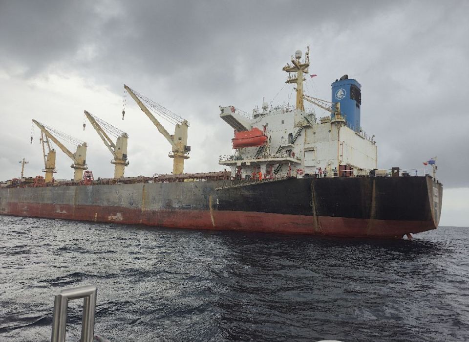 Bulk carrier eh gai oeh bali meehaku MNDF ge eheegai Manadhoo ah gengosfi