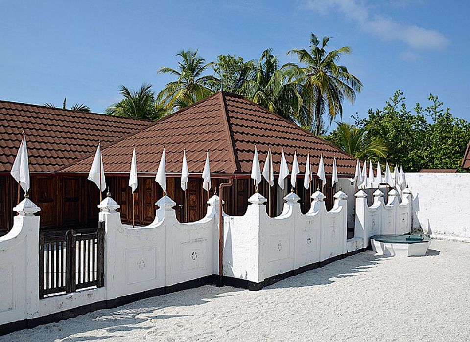 Dhivehi gaumihyyathah hidhumaih kurumuge haassa sharafu Utheemu rayyithunnah aruvanee 