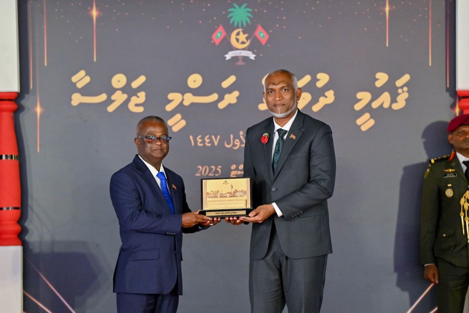 Gaumiyyathah hidhumaiy kurumuge haassa sharafu, Utheemu rayyithunnah aruvaifi 