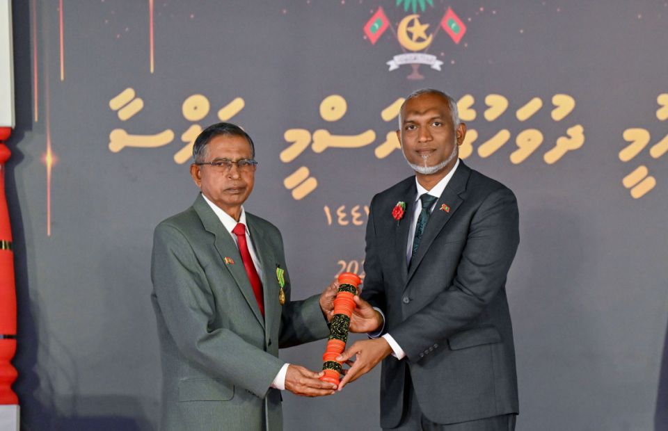 Nishaan dhiyamigilee sharafuge ihzaiy, Utheemu Adam'beah 