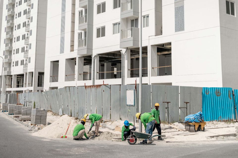 Gedhoruveriyaa flat sarahahdhuge dhuvaaru adhi bus stop hedhumuge masahkaiy baarah kuriah