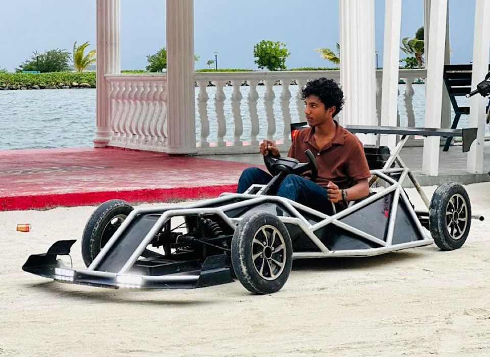 Aizan dhekemun ai huvafen hageegathakah: 2 mas dhuvahun hadhaa nimmaalee racing car eh!