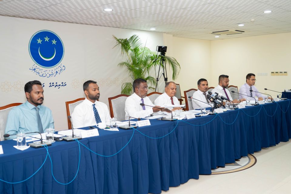 Noosverinnah inzaarudhey massala, minivan muassasaathakaa behey committee in balanee